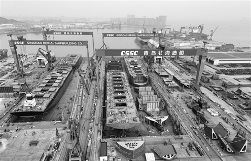 12月20日,在中国船舶集团青岛北海造船有限公司,多艘大型船舶同时在建。新华社发